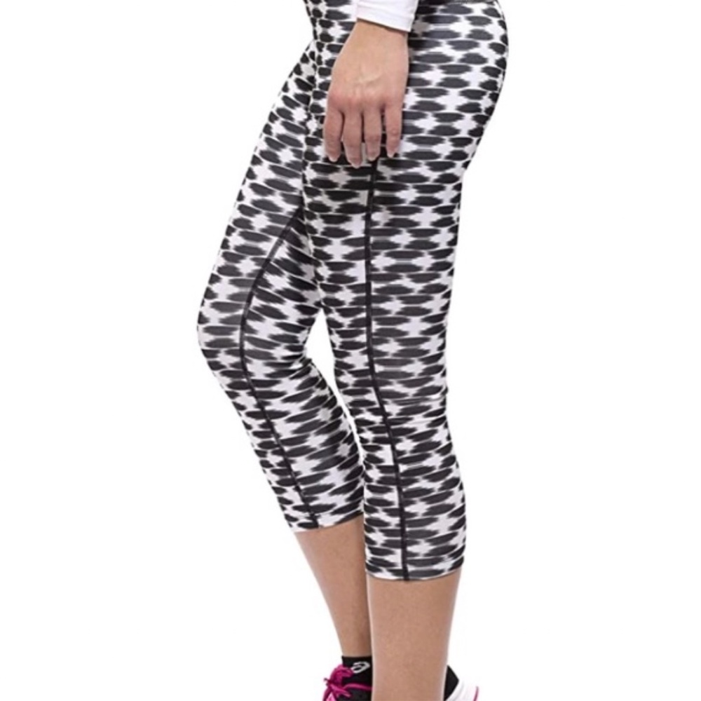 NIKE Women’s Relay Printed Crop Legging Black White Extra Small XS - Picture 2 of 14